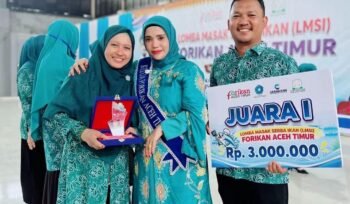 Ketua Forikan Aceh Timur, Ny. Dr. Lismawani, menyerahkan plakat dan hadiah untuk Ketua TP PKK Julok, Ny. Raudhatul Jannah, S.Pd.I, M.Pd, dalam Lomba Memasak Serba Ikan yang digelar di Gedung ISC Aceh Timur di Idi, Kamis (3/9).