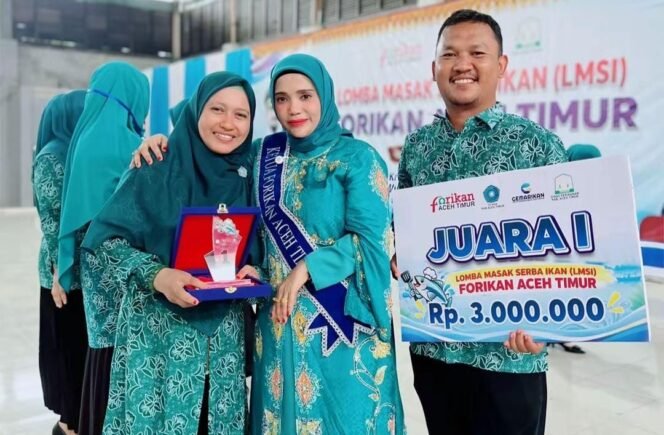 
					Ketua Forikan Aceh Timur, Ny. Dr. Lismawani, menyerahkan plakat dan hadiah untuk Ketua TP PKK Julok, Ny. Raudhatul Jannah, S.Pd.I, M.Pd, dalam Lomba Memasak Serba Ikan yang digelar di Gedung ISC Aceh Timur di Idi, Kamis (3/9).