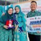 Ketua Forikan Aceh Timur, Ny. Dr. Lismawani, menyerahkan plakat dan hadiah untuk Ketua TP PKK Julok, Ny. Raudhatul Jannah, S.Pd.I, M.Pd, dalam Lomba Memasak Serba Ikan yang digelar di Gedung ISC Aceh Timur di Idi, Kamis (3/9).