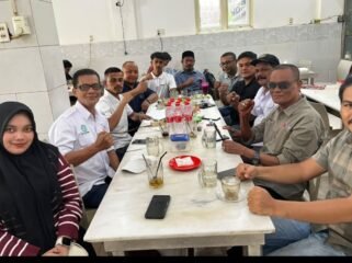 Pengurus SMSI Aceh Besar mengikuti rapat perdana persiapan pelantikan kepengurusan masa bakti 2026–2029 di salah satu warung kopi kawasan Lambaro, Aceh Besar, Kamis (10/9/2026). FOTO: (SMSI Aceh Besar).