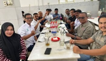 Pengurus SMSI Aceh Besar mengikuti rapat perdana persiapan pelantikan kepengurusan masa bakti 2026–2029 di salah satu warung kopi kawasan Lambaro, Aceh Besar, Kamis (10/9/2026). FOTO: (SMSI Aceh Besar).