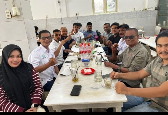 
					Pengurus SMSI Aceh Besar mengikuti rapat perdana persiapan pelantikan kepengurusan masa bakti 2026–2029 di salah satu warung kopi kawasan Lambaro, Aceh Besar, Kamis (10/9/2026). FOTO: (SMSI Aceh Besar).