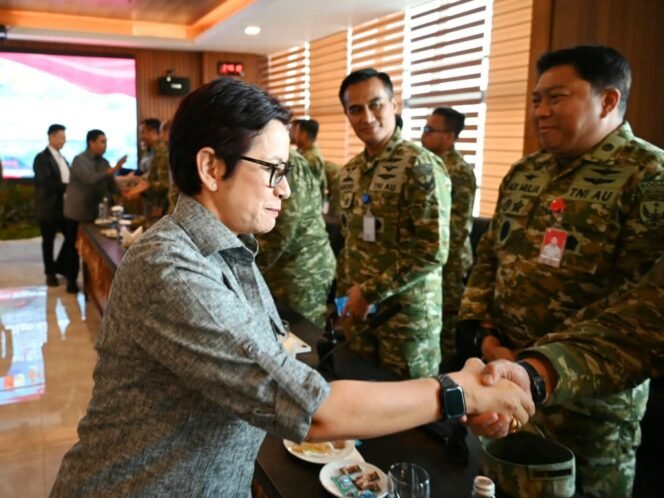 
					Anggota Komisi I DPR RI Nurul Afirin saat pertemuan dengan jajaran Lanud Sultan Hasanuddin dalam rangka kunjungan kerja reses Komisi I ke Makassar, Sulawesi Selatan, Jumat (10/10/2026). Foto: Agung/mrs