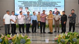 Foto bersama Tim Kunjungan Kerja Komisi II DPR RI bersama Wakil Gubernur Sulawesi Utara Johannes Victor Mailangkay beserta jajaran di Manado, Sulawesi Utara, Senin (12/10/2026). Foto: Wilga/jk