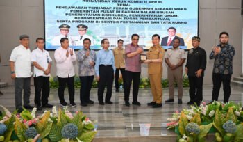 Foto bersama Tim Kunjungan Kerja Komisi II DPR RI bersama Wakil Gubernur Sulawesi Utara Johannes Victor Mailangkay beserta jajaran di Manado, Sulawesi Utara, Senin (12/10/2026). Foto: Wilga/jk
