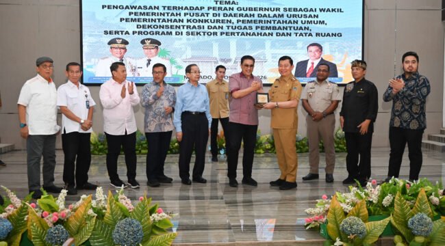 Foto bersama Tim Kunjungan Kerja Komisi II DPR RI bersama Wakil Gubernur Sulawesi Utara Johannes Victor Mailangkay beserta jajaran di Manado, Sulawesi Utara, Senin (12/10/2026). Foto: Wilga/jk