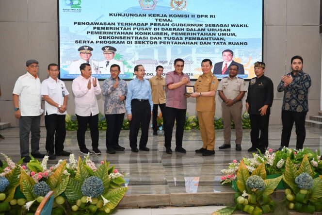 
					Foto bersama Tim Kunjungan Kerja Komisi II DPR RI bersama Wakil Gubernur Sulawesi Utara Johannes Victor Mailangkay beserta jajaran di Manado, Sulawesi Utara, Senin (12/10/2026). Foto: Wilga/jk