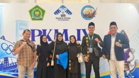 
Peraih medali emas MQK Rahmatul Husna (dua dari kiri) berfoto bersama kontingen UIN Ar-Raniry Banda Aceh pada PKM IV PTKIN se-Sumatera 2026 di UIN Raden Fatah Palembang.