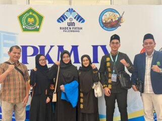 
Peraih medali emas MQK Rahmatul Husna (dua dari kiri) berfoto bersama kontingen UIN Ar-Raniry Banda Aceh pada PKM IV PTKIN se-Sumatera 2026 di UIN Raden Fatah Palembang.