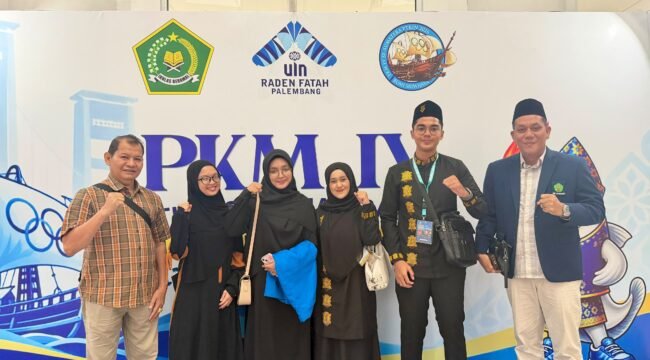 
Peraih medali emas MQK Rahmatul Husna (dua dari kiri) berfoto bersama kontingen UIN Ar-Raniry Banda Aceh pada PKM IV PTKIN se-Sumatera 2026 di UIN Raden Fatah Palembang.