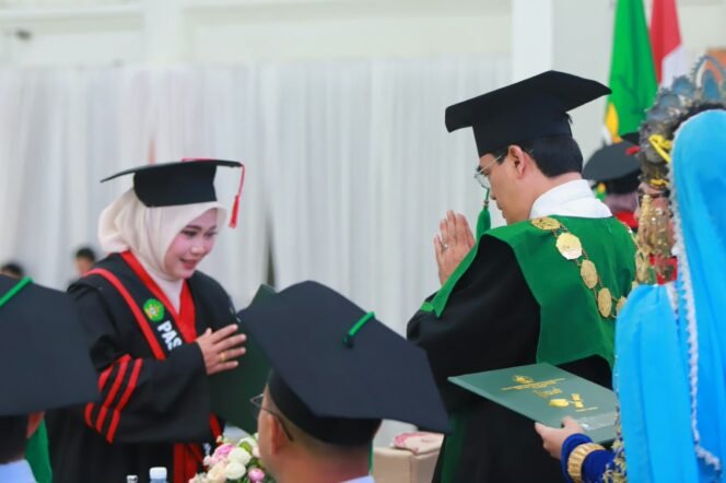 
					UIN Ar-Raniry Wisuda 1.618 Lulusan, 11 di Antaranya Mahasiswa Asing