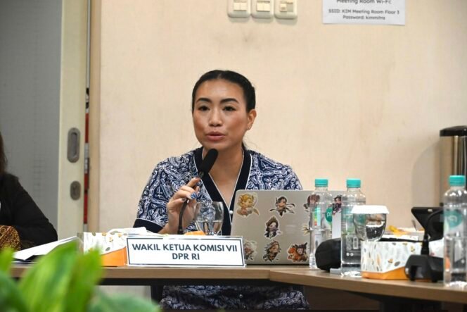
					Wakil Ketua Komisi VII DPR RI Rahayu Saraswati D. Djojohadikusumo saat mengikuti unjungan Kerja Panitia Kerja (Panja) RUU Kawasan Industri Komisi VII DPR RI di Kawasan Industri Mitra Karawang, Jawa Barat, Senin (5/10/2026). Foto : Adit/MRI.