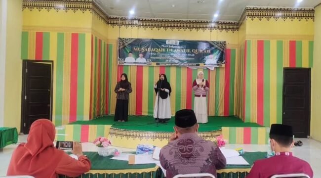 
Sejumlah peserta Kafilah MTQ Kecamatan Kuta Malaka mengikuti simulasi penampilan dalam kegiatan pembinaan dan persiapan menghadapi MTQ ke-XXXV Kabupaten Aceh Besar di Aula UDKP Kecamatan Kuta Malaka, Kamis (8/10/2026). Foto: (Kecamatan Kuta Malaka)