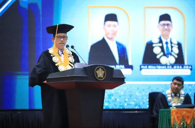 
					Rektor USK Prof. Mirza Tabrani, S.E., M.B.A., D.B.A., menyampaikan orasi ilmiah pada peringatan Milad ke-65 USK di Gedung AAC Dayan Dawood, Banda Aceh, Senin (12/10/2026). Foto: (Humas USK)