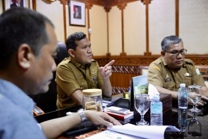 
					Wakil Gubernur Aceh, Fadhlullah, atau akrab disapa Dek Fadh