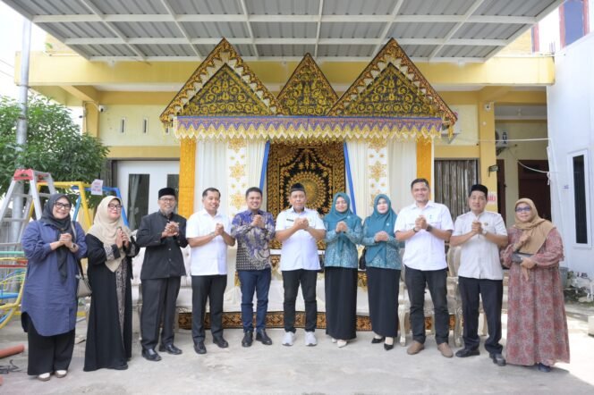 
					Jaga Adat dan Meringankan Beban Warga Gampong, Daniel A Wahab Bantu Perangkat Pelaminan untuk Alue Deah Teungoh